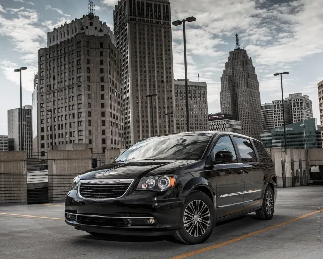 Chrysler Town&Country 3.6 AT S — 8