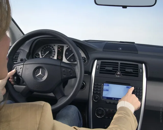 Mercedes-Benz B-Class 2005 microvan — 16