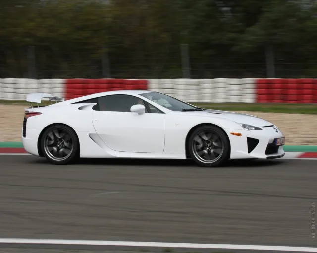 Lexus LFA спорткар — 24