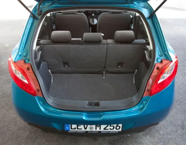 Mazda 2 2010 хетчбек — 4