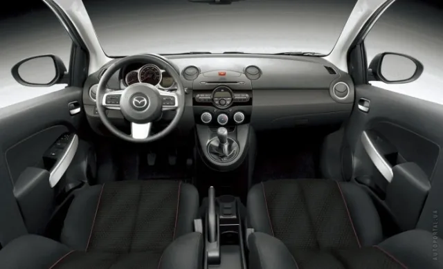 Mazda 2 2010 хетчбек — 3