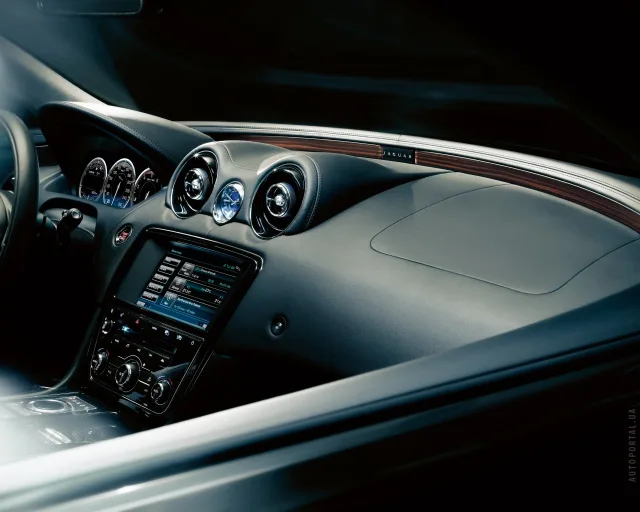 Jaguar XJ (Ягуар Икс Джей) седан — 4