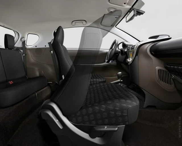 Toyota iQ хетчбек — 11