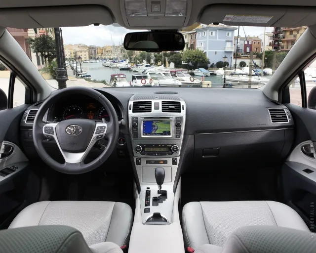 Toyota Avensis Tourer 2012 station wagon — 2