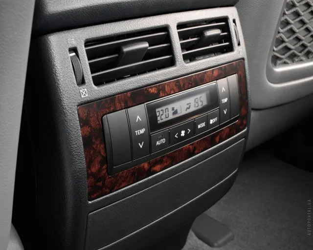 Toyota Land Cruiser 200 2011 позашляховик — 13