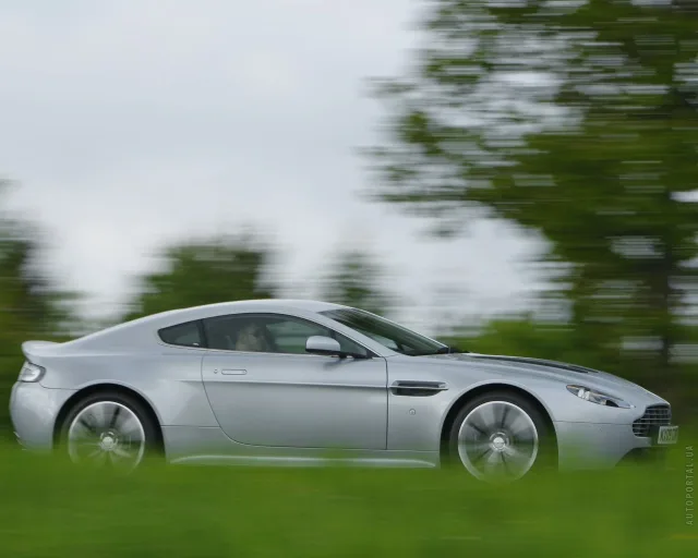Aston Martin V12 Vantage sports car — 16