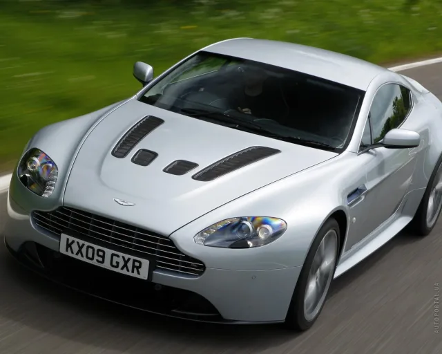 Aston Martin V12 Vantage sports car — 7
