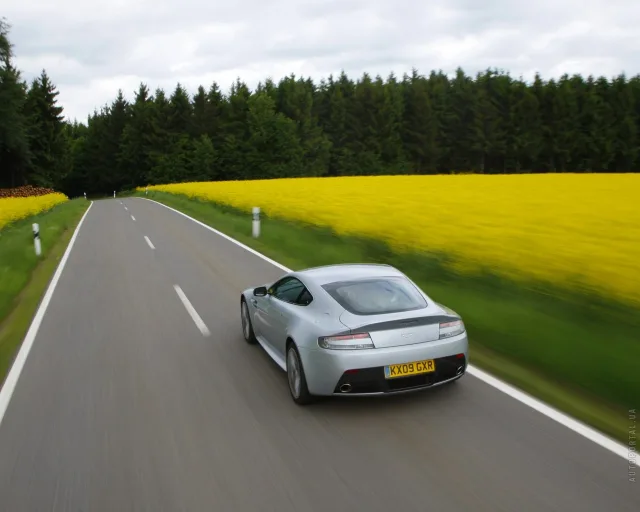 Aston Martin V12 Vantage sports car — 15