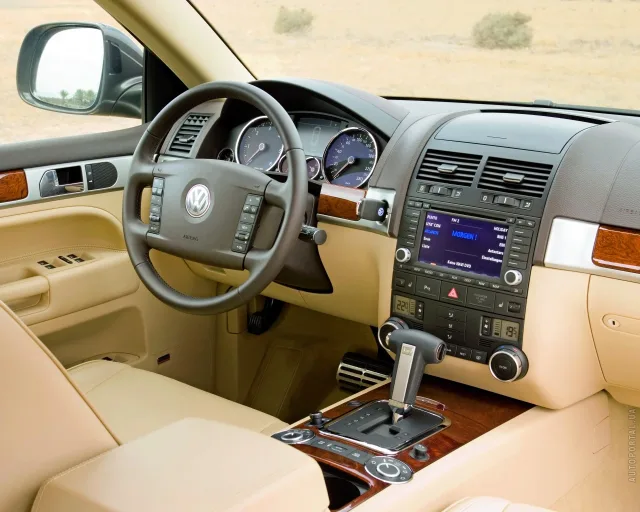 Volkswagen Touareg 2007 crossover — 6