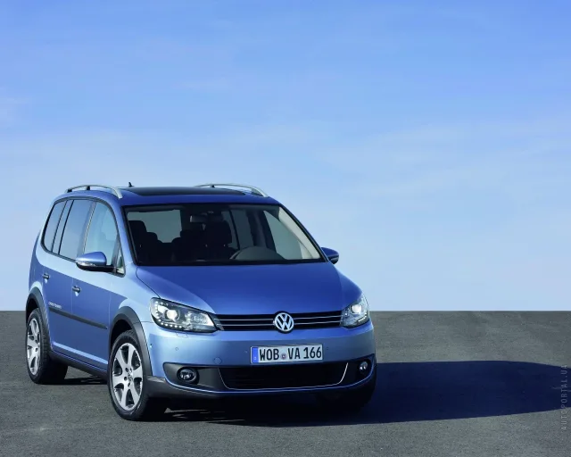 Volkswagen Cross Touran 2011 minivan — 8