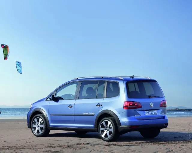 Volkswagen Cross Touran 2011 minivan — 16