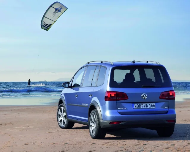 Volkswagen Cross Touran 2011 minivan — 7