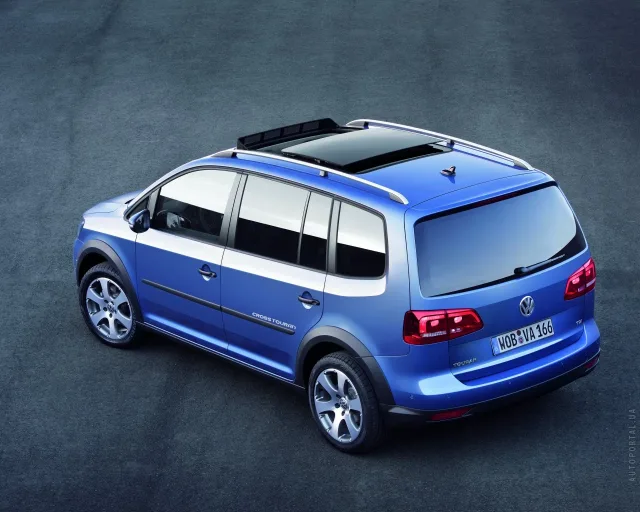 Volkswagen Cross Touran 2011 minivan — 15