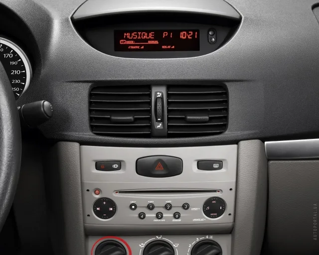 Renault Symbol 2009 sedan — 11