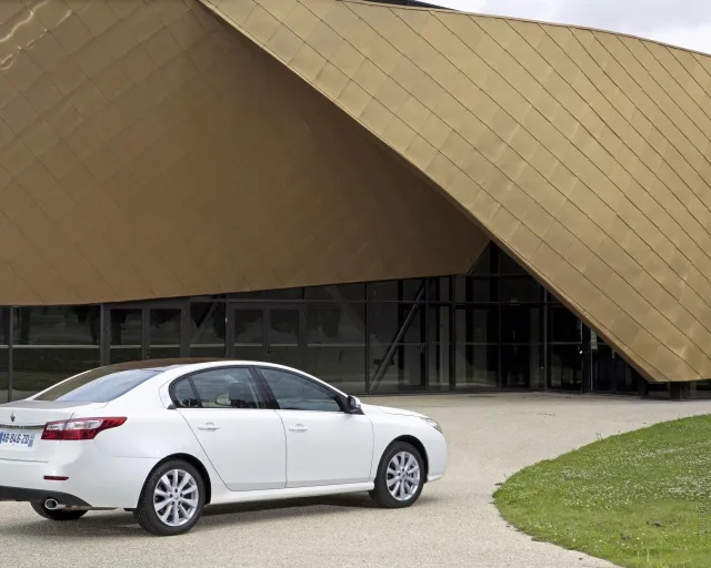 Renault Latitude (Рено Латитьюд) седан — 11