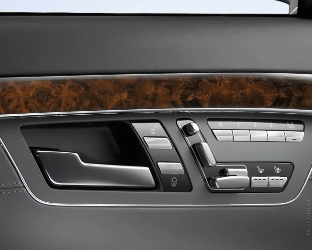 Mercedes-Benz S-Class 2005 седан — 22