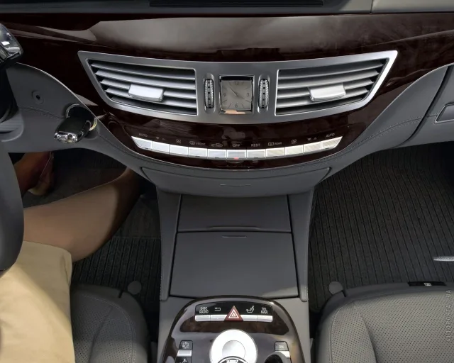 Mercedes-Benz S-Class 2005 седан — 5