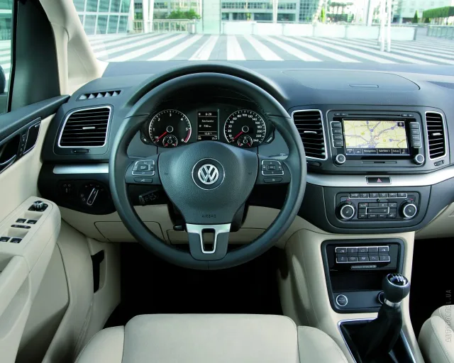 Volkswagen Sharan minivan — 8