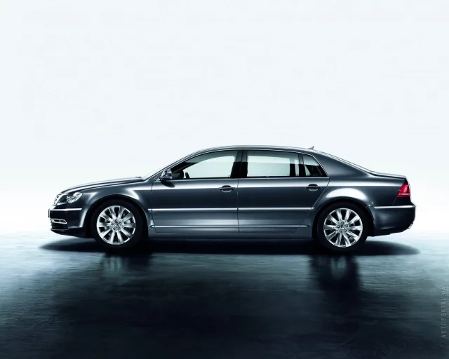 Volkswagen Phaeton 2010 седан — 21