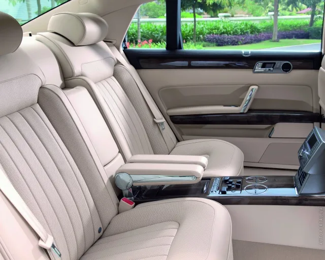 Volkswagen Phaeton 2010 седан — 4