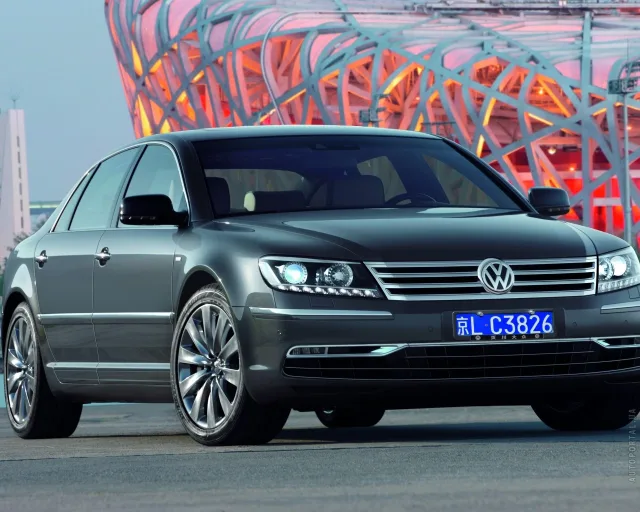 Volkswagen Phaeton 2010 седан — 12