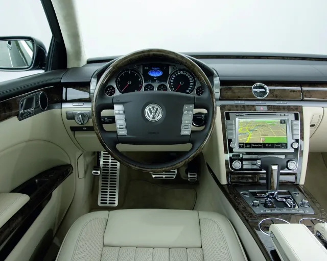 Volkswagen Phaeton 3.2 AT Long — 2