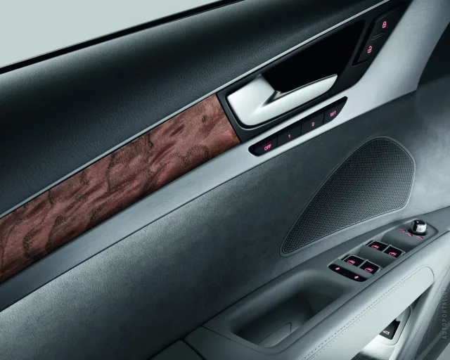 Audi A8 2010 седан — 25