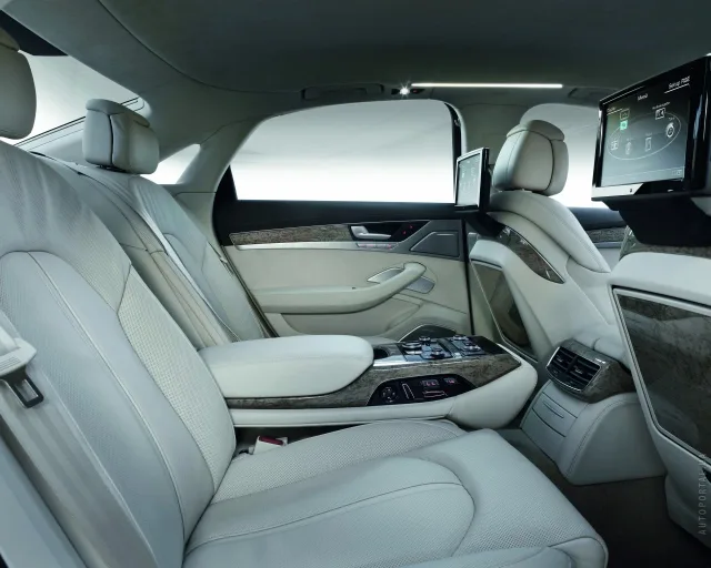 Audi A8 2010 седан — 16