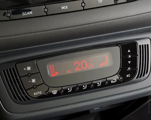 SEAT Ibiza 2012 (СЕАТ Ибица) хэтчбек — 7