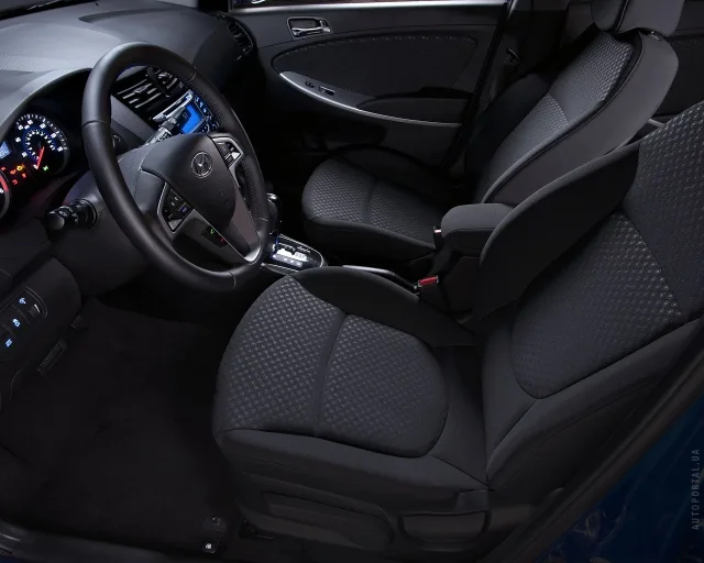 Hyundai Accent 2011 хетчбек — 13