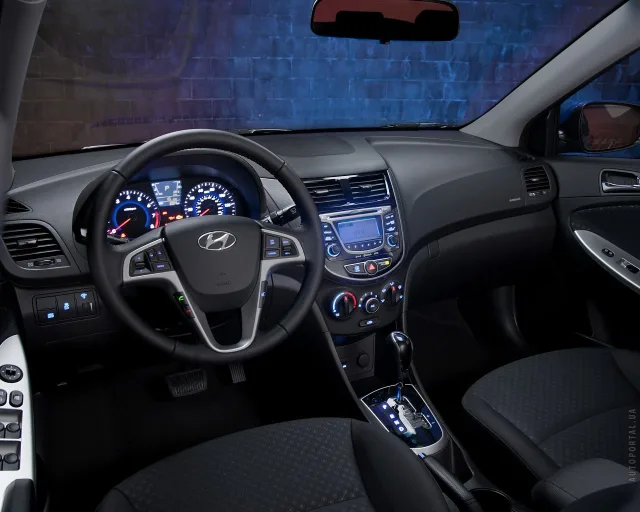 Hyundai Accent 2011 хетчбек — 4