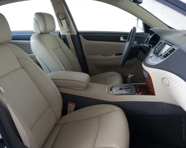 Hyundai Genesis 3.8 AT Premium — 10