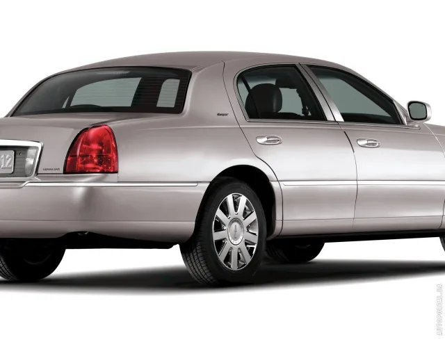 Lincoln Town Car (Линкольн Таун Кар) cедан — 4