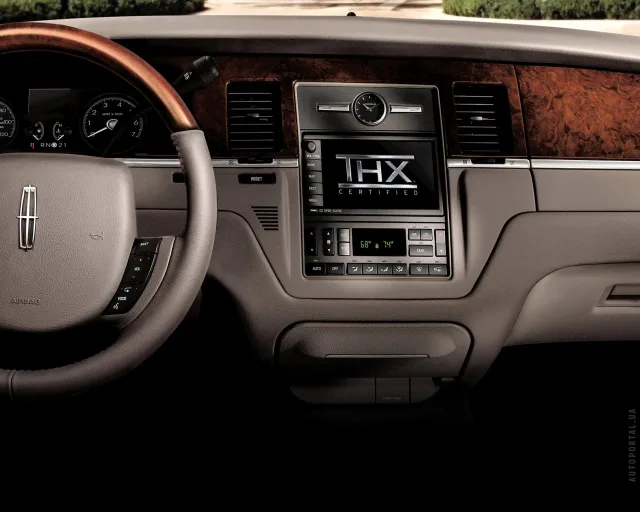 Lincoln Town Car (Линкольн Таун Кар) cедан — 3