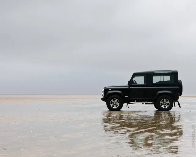 Land Rover Defender 90 Station Wagon 2.4D MT Base — 24