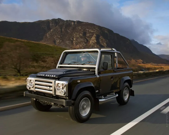 Land Rover Defender 90 Station Wagon 2.4D MT Base — 15