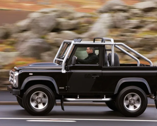 Land Rover Defender 90 Station Wagon 2.4D MT Base — 23
