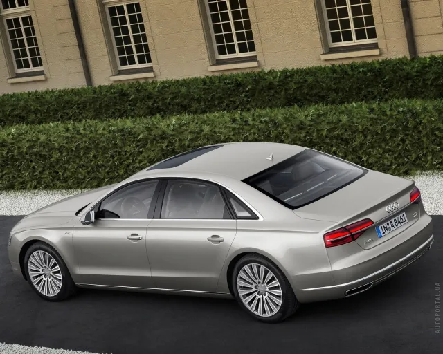 Audi A8 2014 sedan — 6