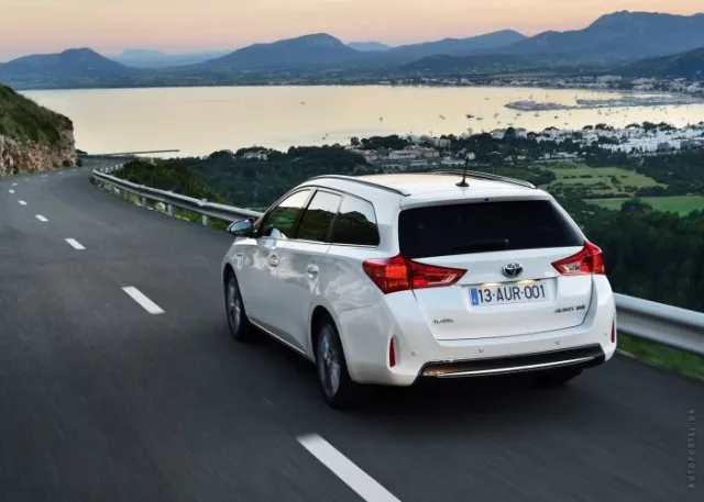 Toyota Auris Touring Sports (Тойота Аурис Туринг Спортс) универсал — 12