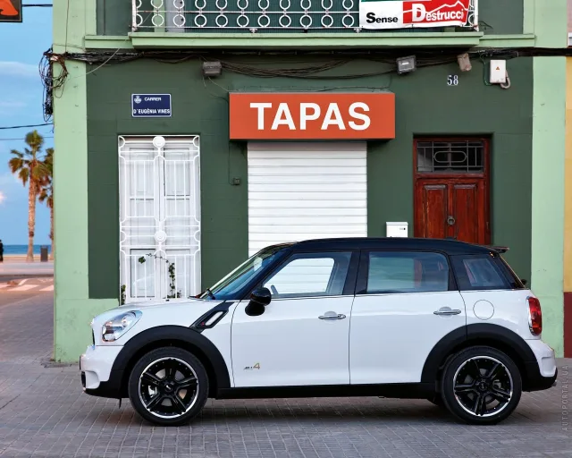 MINI Cooper S Countryman crossover — 15