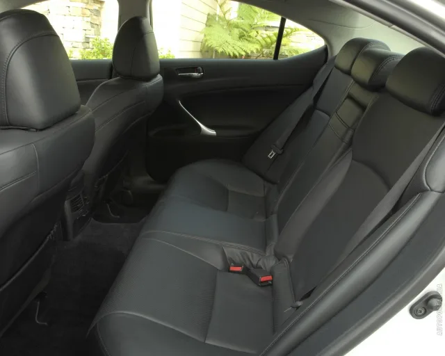 Lexus IS 2005 седан — 8