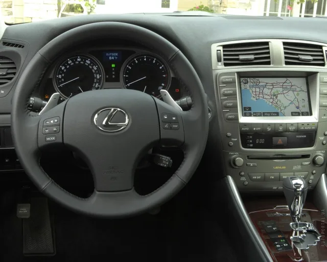 Lexus IS 2005 седан — 16