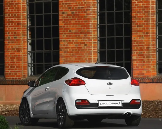 KIA pro cee'd 2012 3-дверний хетчбек — 16