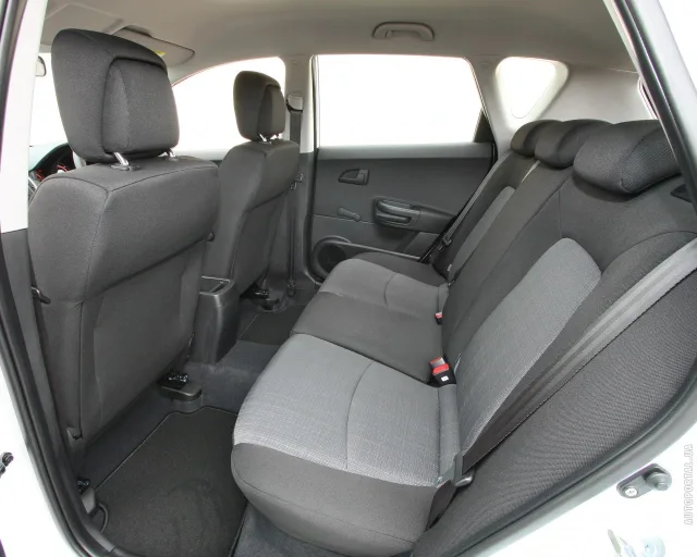 KIA Cee'd 2010 хетчбек — 4
