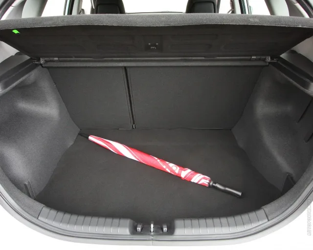 KIA Cee'd 2010 хетчбек — 12