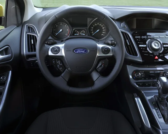 Ford Focus III 2013 sedan — 8