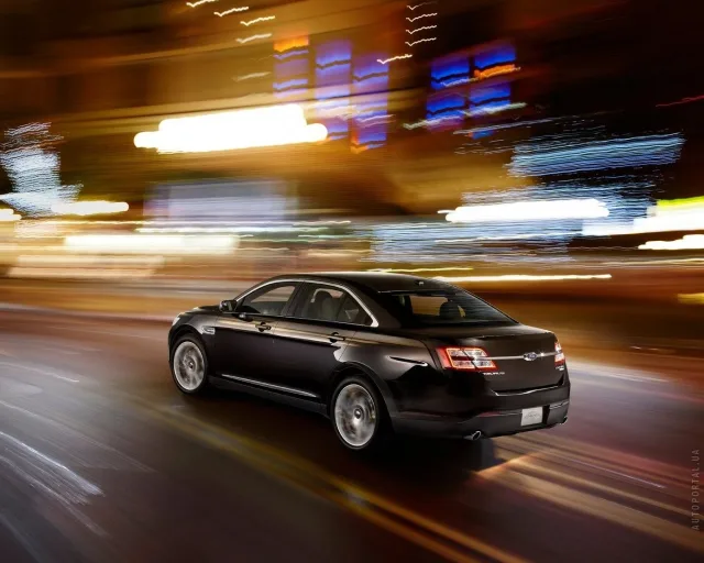 Ford Taurus седан — 9