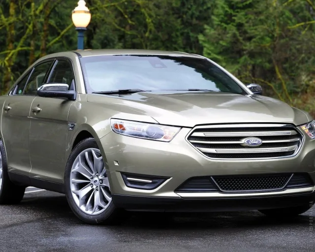Ford Taurus седан — 8