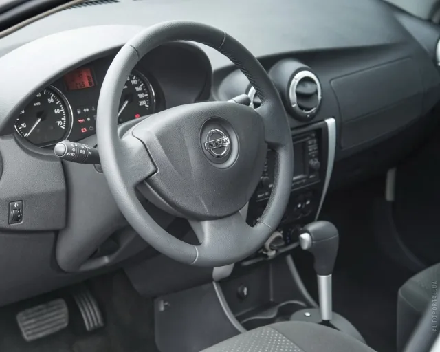 Nissan Almera 2012 sedan — 7
