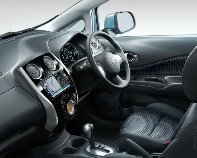 Nissan Note 2012 5-дверний хетчбек — 5